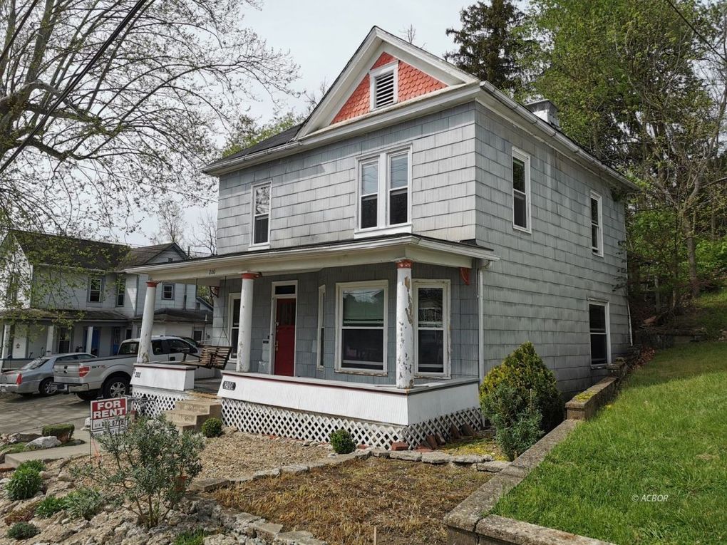 200 W State St - 1